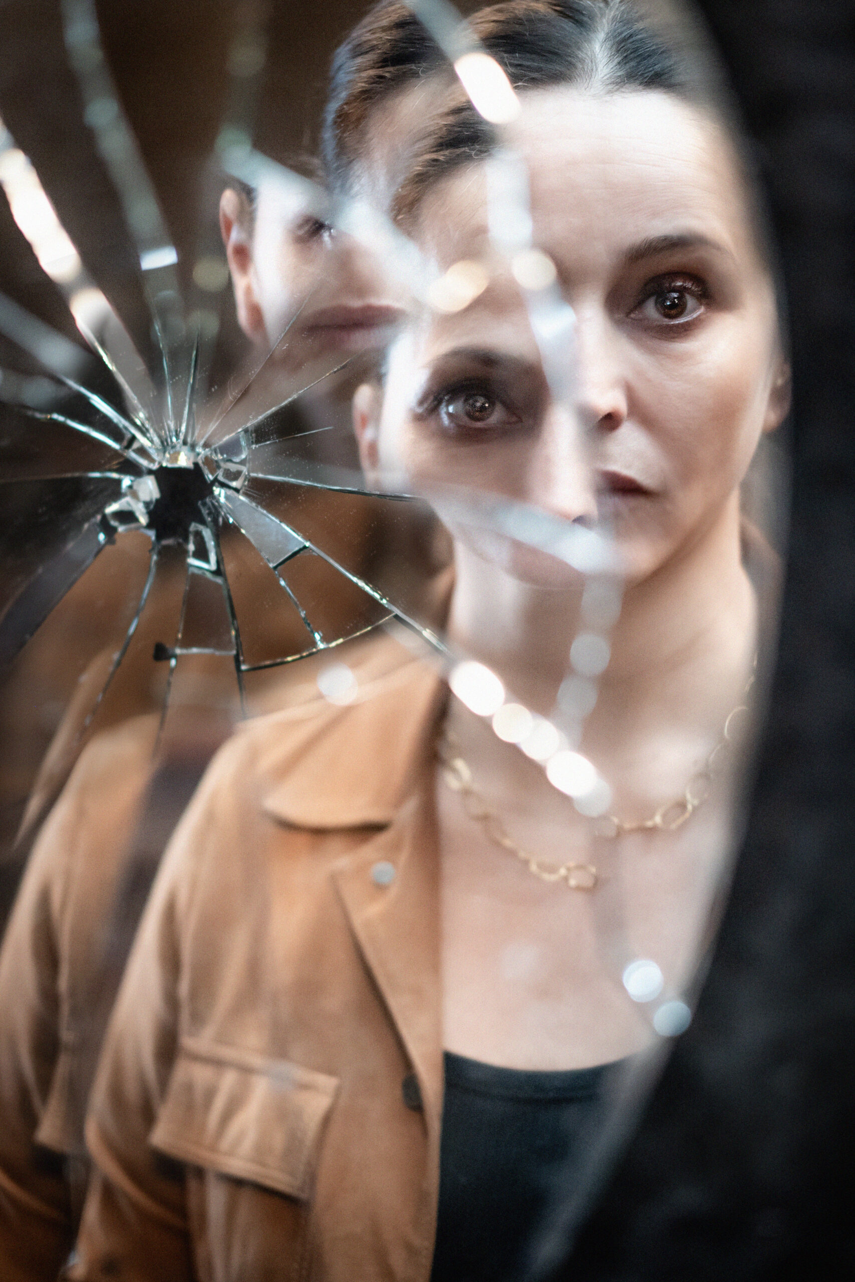 Affiche du spectacle LA NUIT DU 14, CHEZ LEONIE Rose a 50 ans et un flingue dans son sac.<br>Trop de cons, de brutes et de salauds.<br>La peur doit changer de camp.